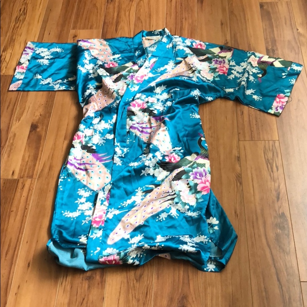 Selling a kimono robe - one size fits all